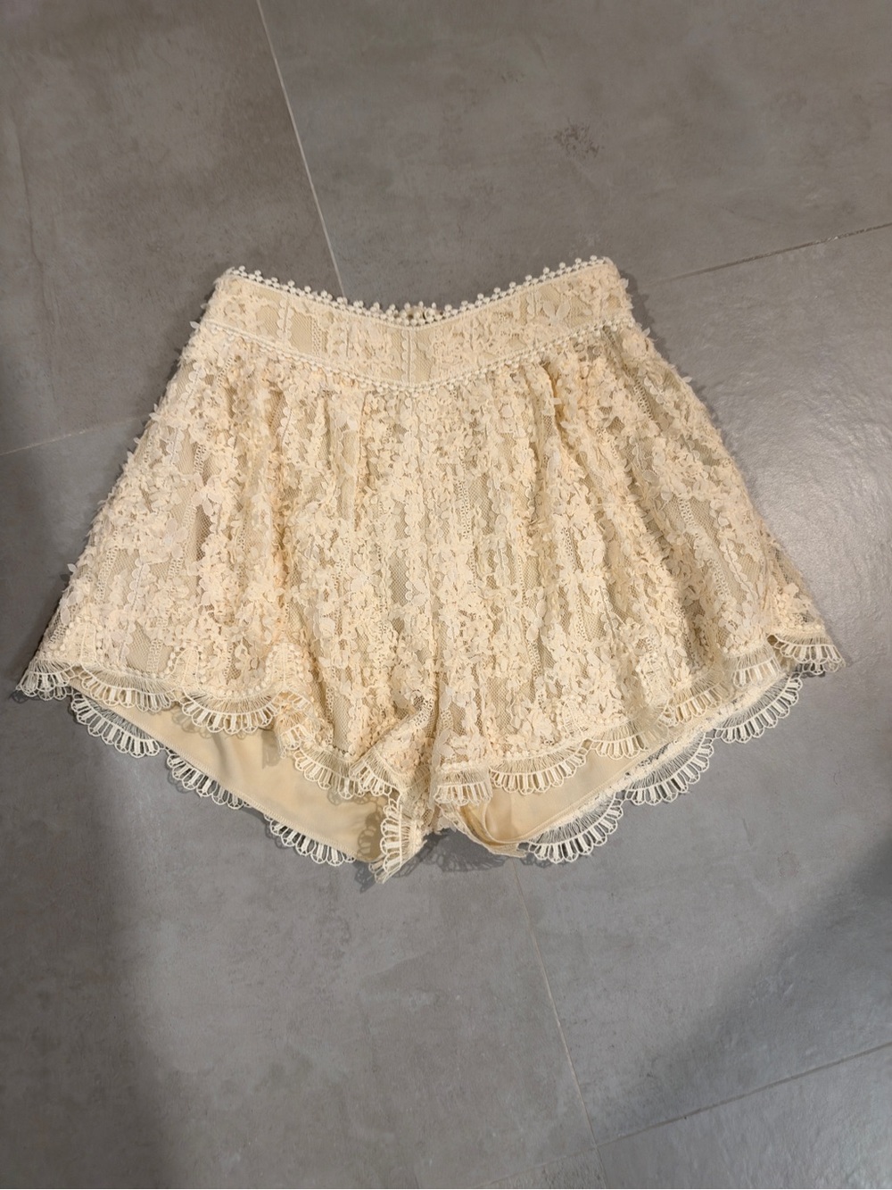 Cream Lace High-Waist Women's Shorts with Scalloped Hem